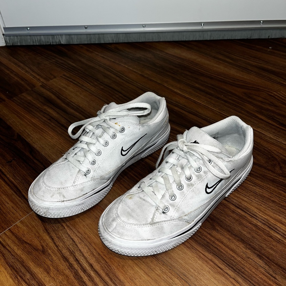 White Nike Sneakers size 7
